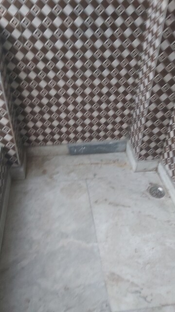 Bathroom in 2.5 BHK Builder Floor at Mayur Vihar – for Sale