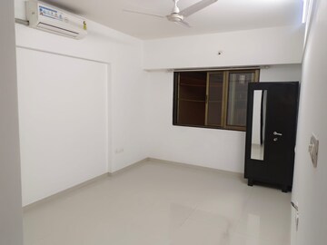 Room in 2 BHK Apartment at Kanakia Spaces Sevens, Andheri East – for Rent