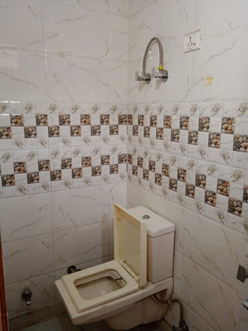Bathroom in 1 BHK Apartment at Paschim Vihar – for Rent