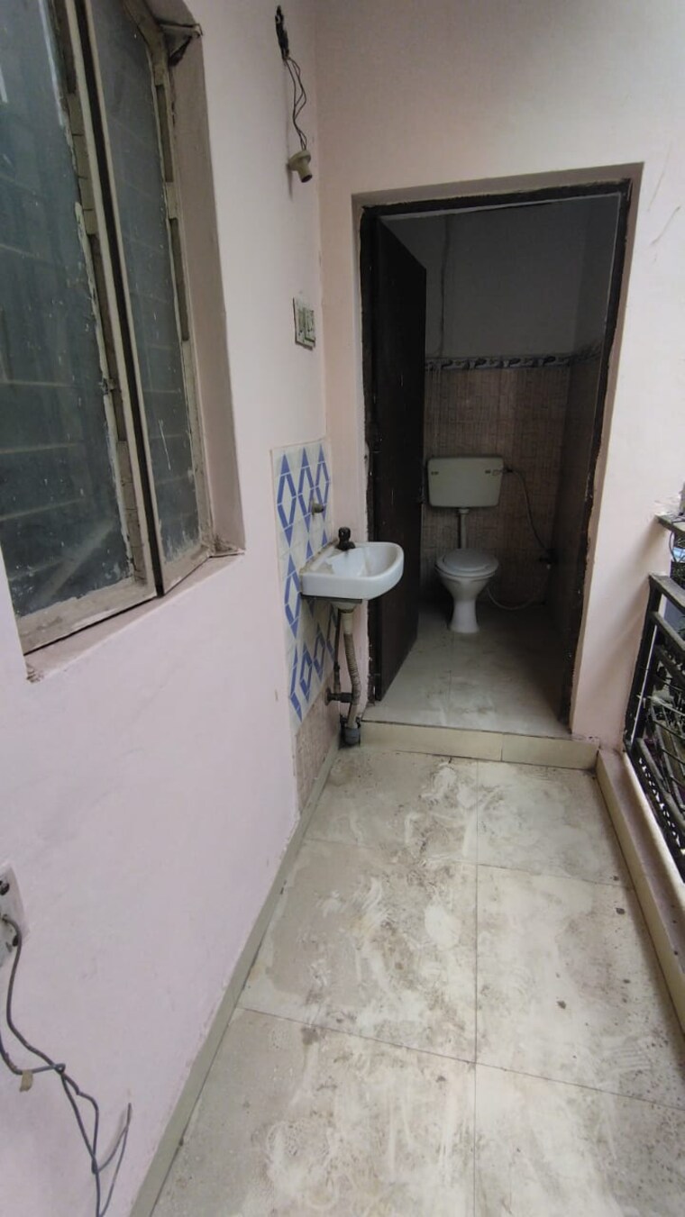 Bathroom, jasola vihar 2 Bedroom 600 Sq.Ft. Apartment In Jasola Vihar Delhi 8314387
