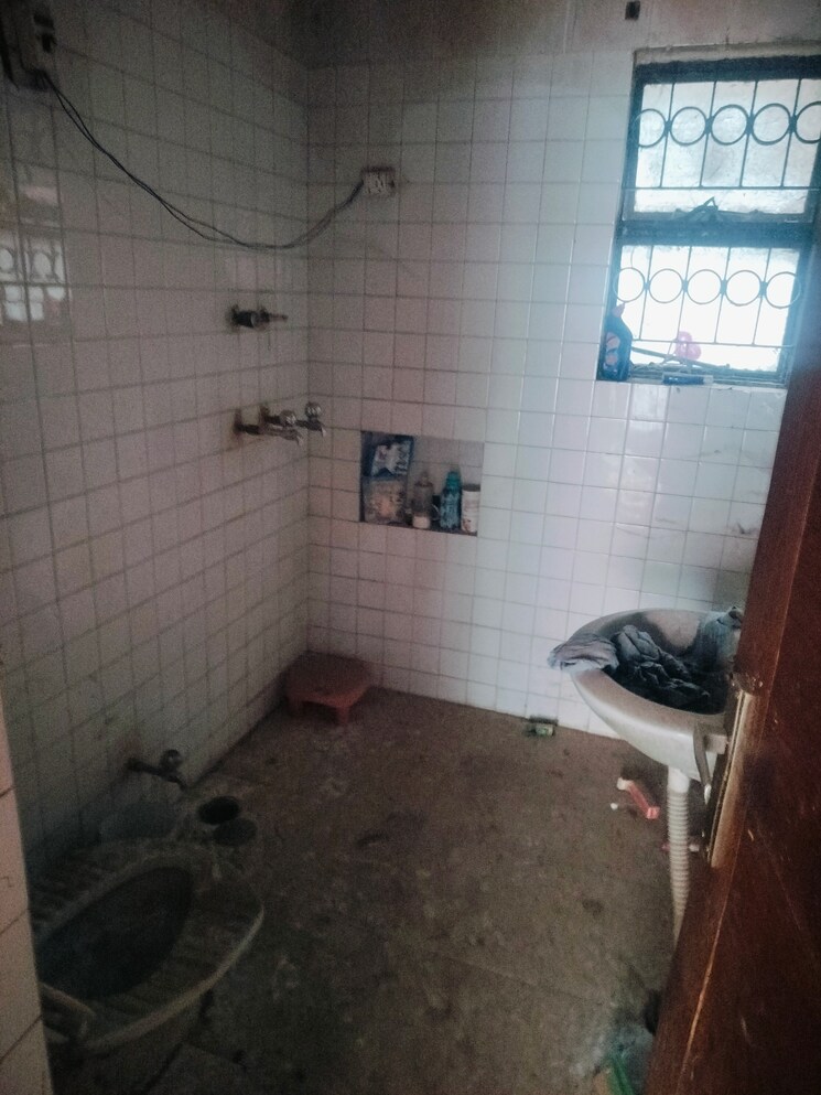 Bathroom, sarita vihar 3 Bedroom 1500 Sq.Ft. Apartment In Sarita Vihar Delhi 8314450