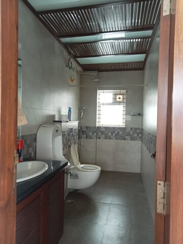 Attached Bathroom in 4 BHK Apartment at Mg Road – for Rent