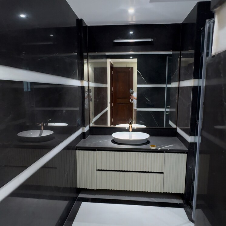 Bathroom, rajinder nagar 4 Bedroom 660 Sq.Yd. Apartment In Rajinder Nagar Delhi 8314668