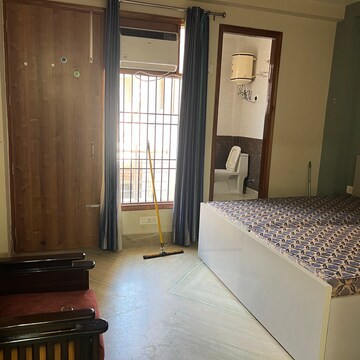 Bedroom in 2 BHK Builder Floor at Sector 43 – for Rent