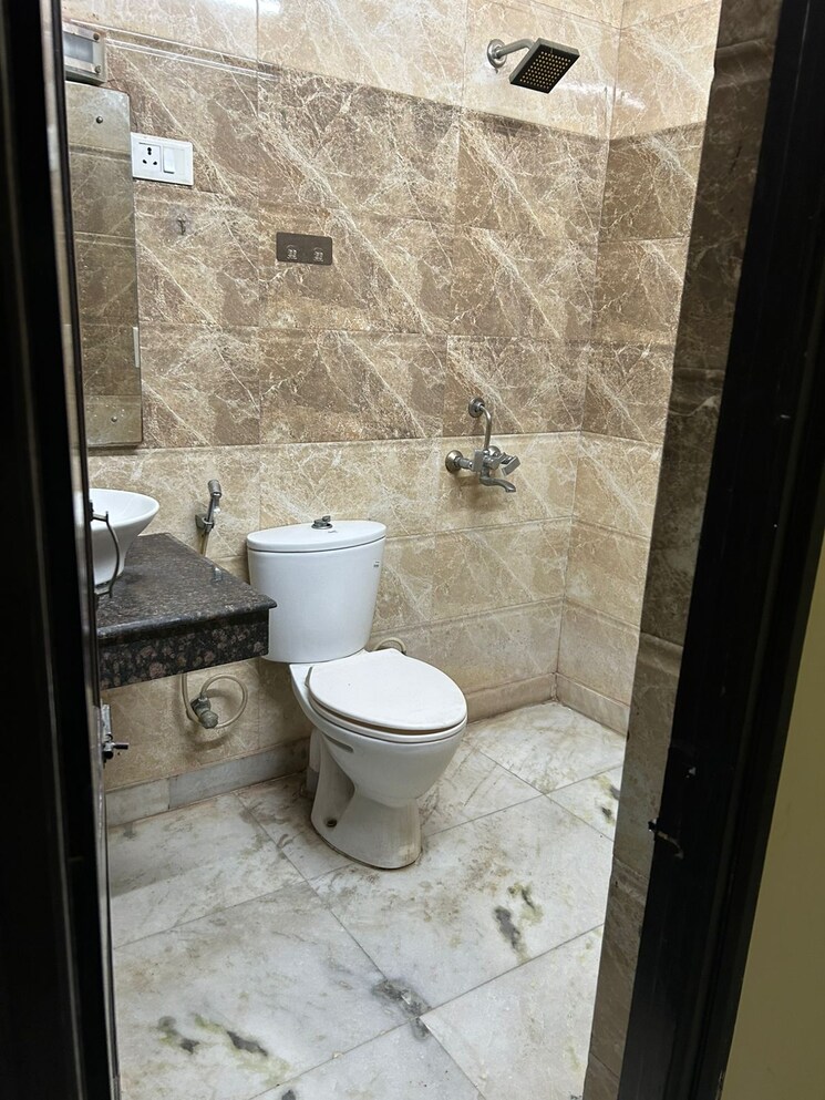 Bathroom, ansal-plaza-sector-23 3 Bedroom 273 Sq.Yd. Builder Floor In Sector 23 Gurgaon 8315190