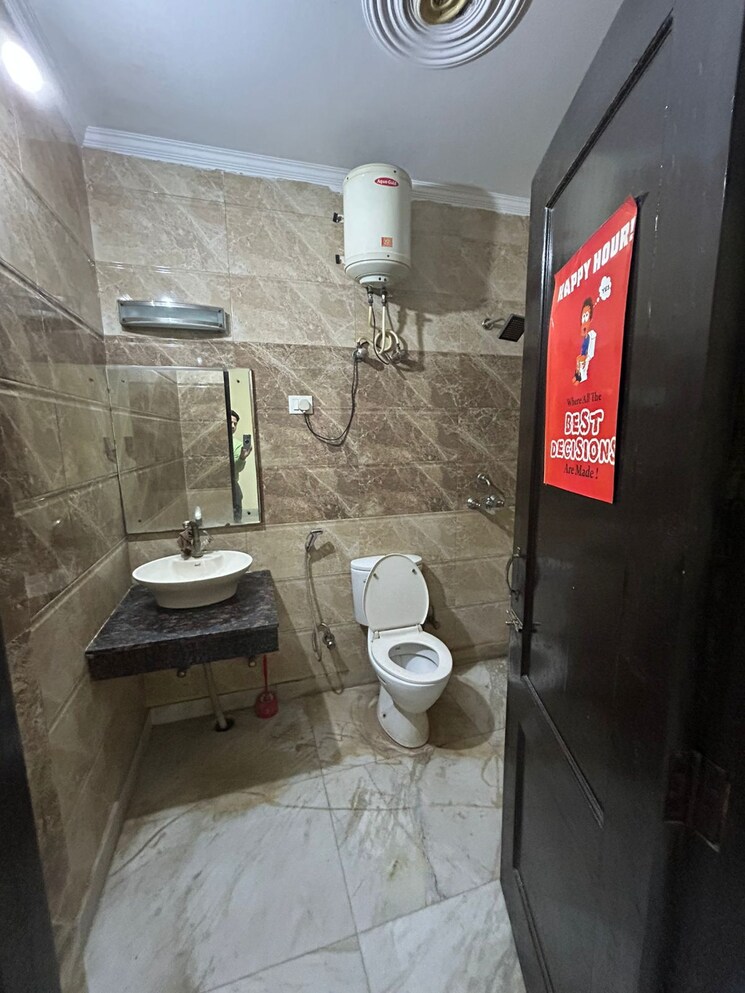 Bathroom, ansal-plaza-sector-23 3 Bedroom 273 Sq.Yd. Builder Floor In Sector 23 Gurgaon 8315190