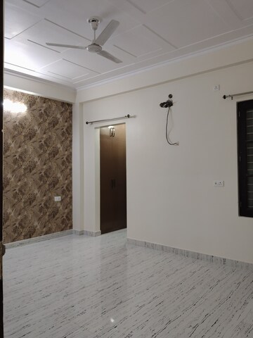 Room in 3 BHK Builder Floor at Gomti Nagar – for Rent