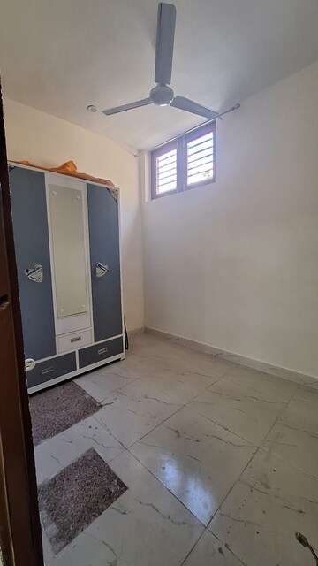 Room in 3 BHK Builder Floor at Sector 46 – for Rent