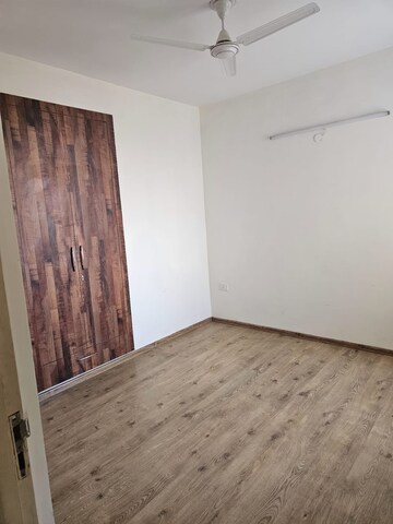 Room in 3 BHK Apartment at ATS Tourmaline, Sector 109 – for Rent