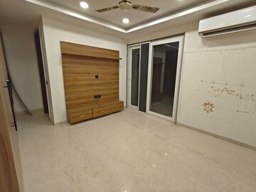 Room in 3.5 BHK Apartment at Ireo The Corridors, Sector 67a – for Rent