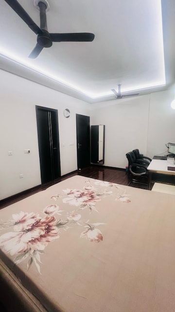 Room in 3.5 BHK Apartment at Microtek Greenburg, Sector 86 – for Rent