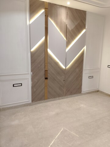 Room in 3.5 BHK Builder Floor at Paschim Vihar – for Sale