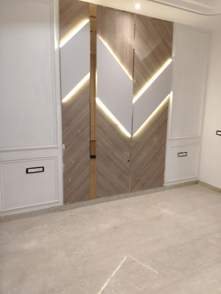 Room, paschim vihar 3.5 Bedroom 150 Sq.Yd. Builder Floor In Paschim Vihar Delhi 8315370