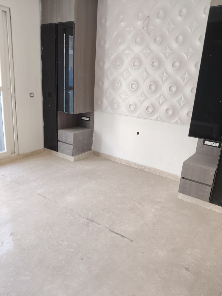 Room, paschim vihar 3.5 Bedroom 150 Sq.Yd. Builder Floor In Paschim Vihar Delhi 8315370