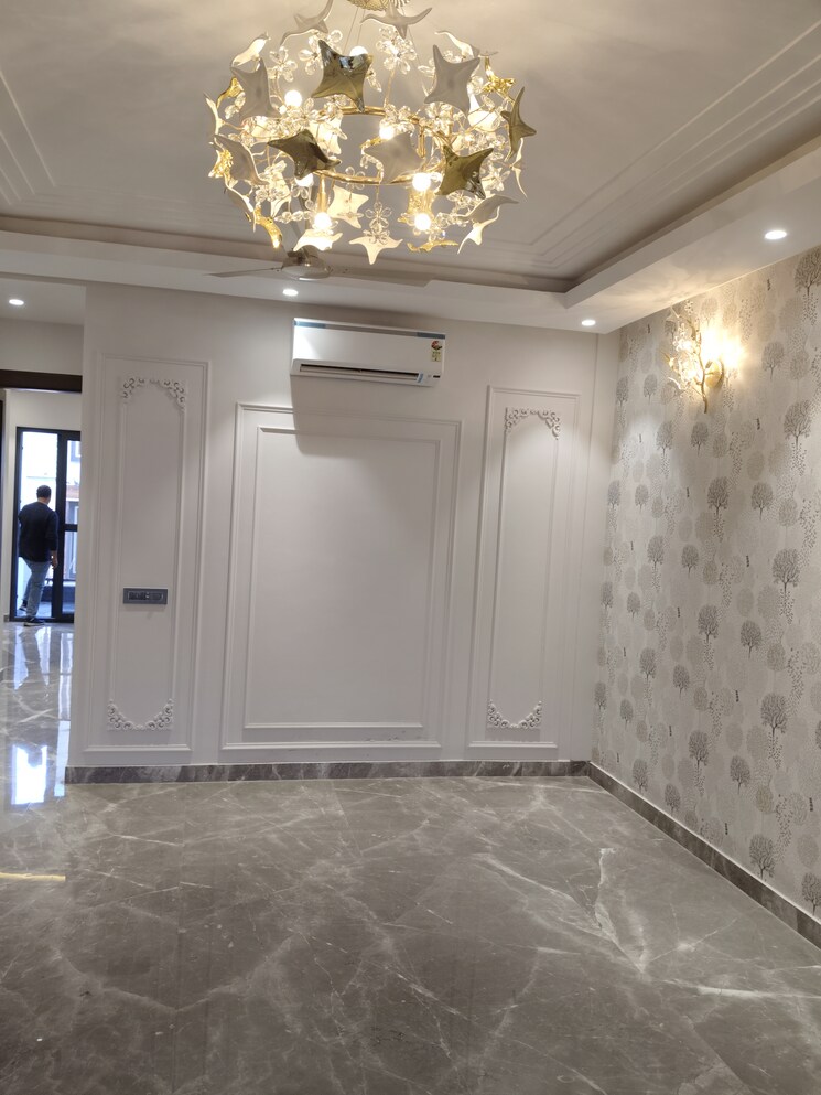 Room, paschim vihar 3.5 Bedroom 150 Sq.Yd. Builder Floor In Paschim Vihar Delhi 8315370