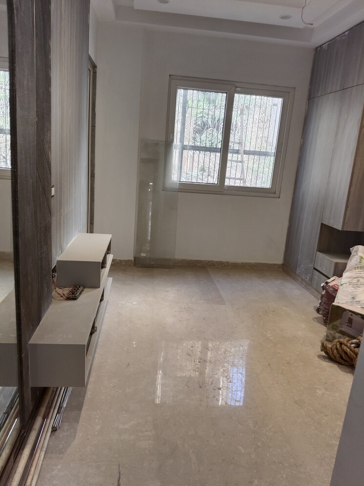 Room, paschim vihar 3.5 Bedroom 150 Sq.Yd. Builder Floor In Paschim Vihar Delhi 8315370