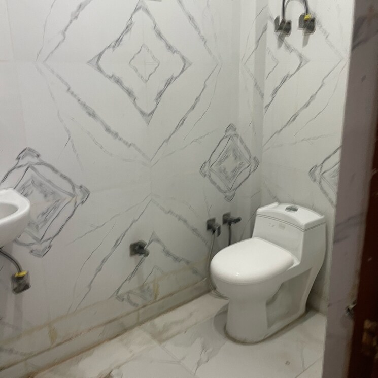 Bathroom, vaishali sector 4 3 Bedroom 1400 Sq.Ft. Builder Floor In Vaishali Sector 4 Ghaziabad 8315383