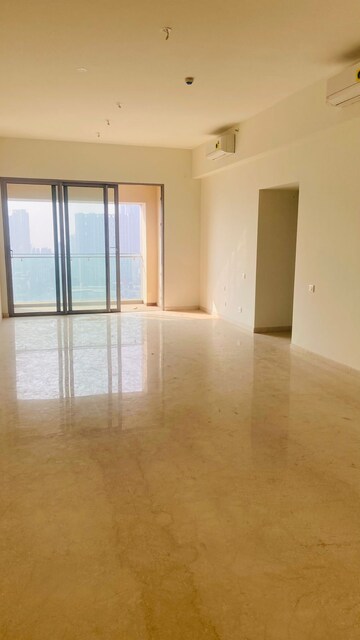 Room in 3 BHK Apartment at Piramal Aranya, Byculla – for Rent