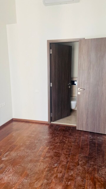 Room in 3 BHK Apartment at Piramal Aranya, Byculla – for Rent