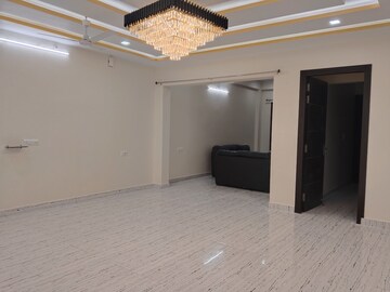 Room in 3 BHK Builder Floor at Gomti Nagar – for Rent