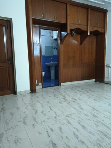 Room in 3 BHK Builder Floor at Sector 46 – for Rent
