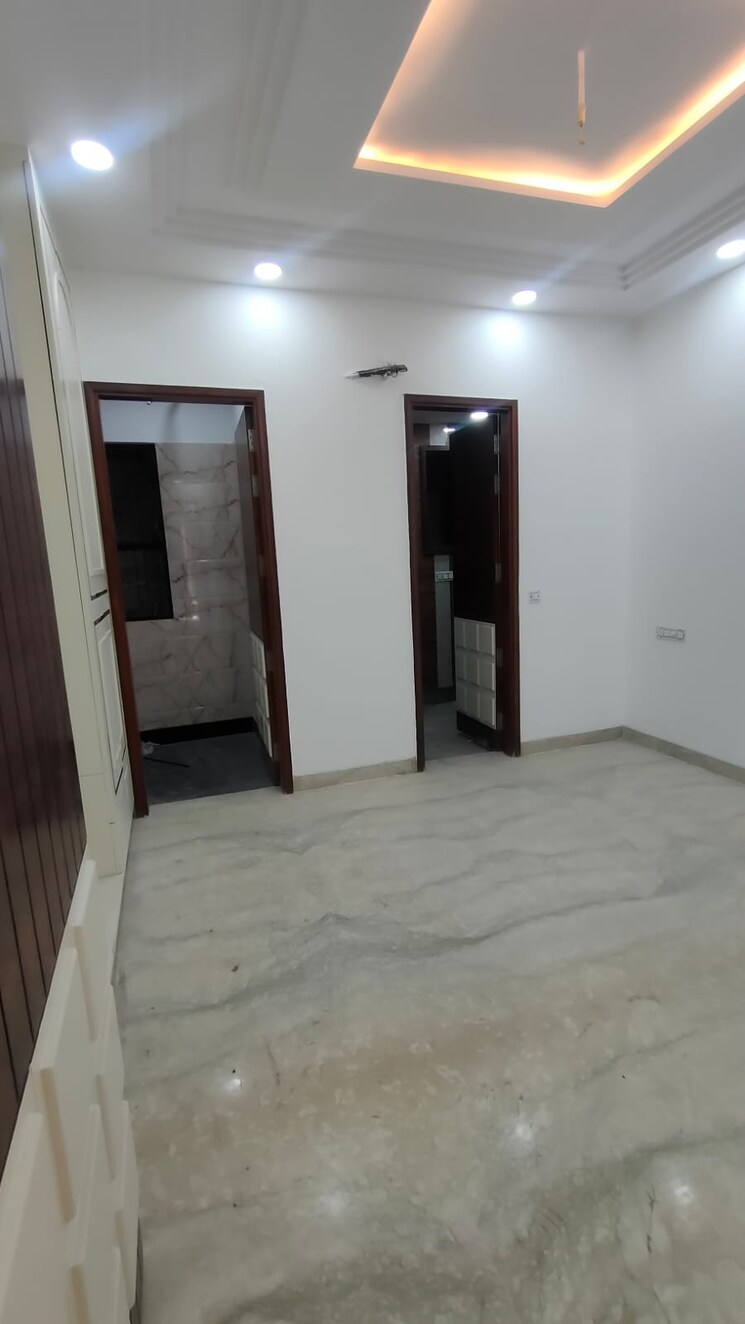 Room, rohini sector 11 3 Bedroom 96 Sq.Mt. Builder Floor In Rohini Sector 11 Delhi 8315984