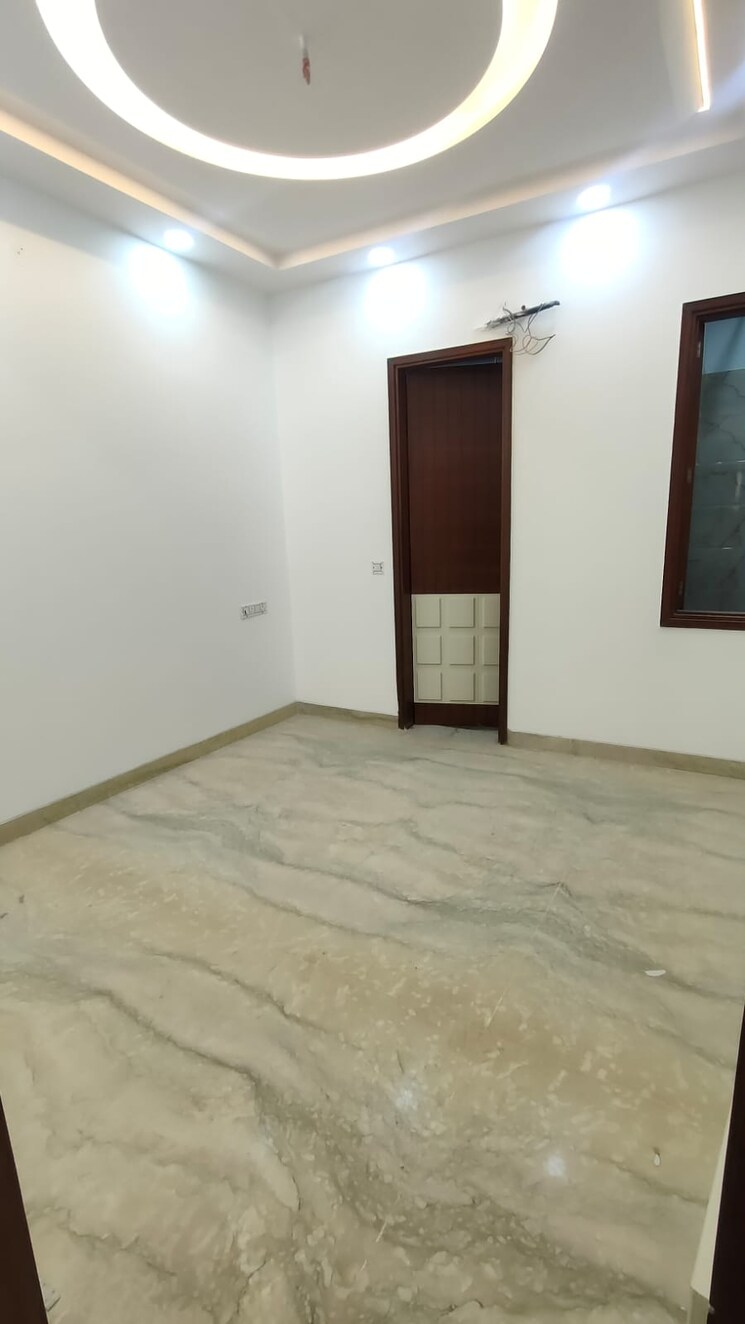Room, rohini sector 11 3 Bedroom 96 Sq.Mt. Builder Floor In Rohini Sector 11 Delhi 8315984