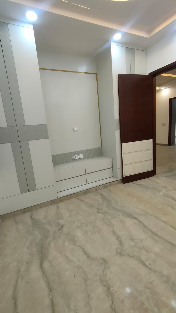 Room, rohini sector 11 3 Bedroom 96 Sq.Mt. Builder Floor In Rohini Sector 11 Delhi 8315984