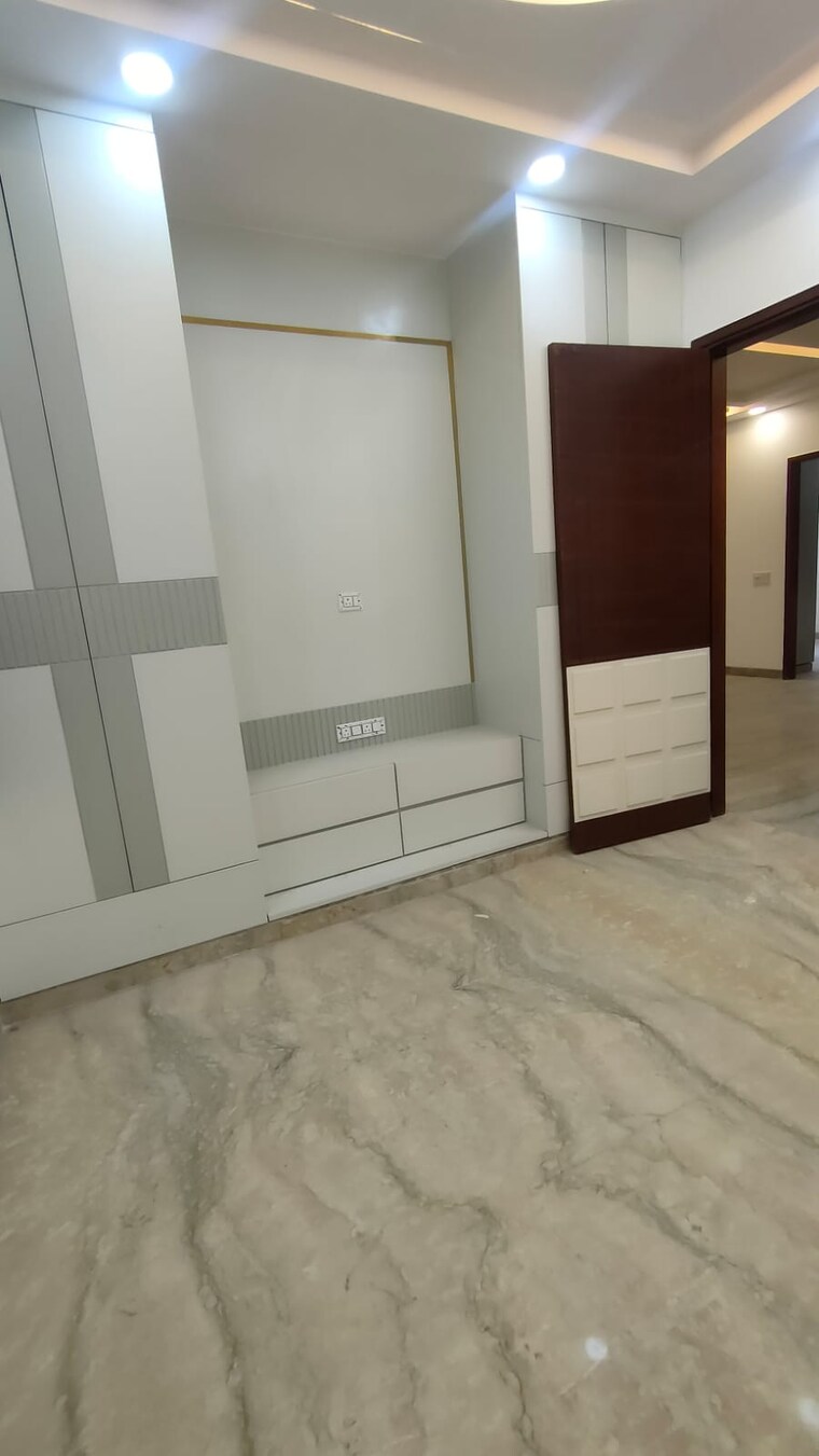 Room, rohini sector 11 3 Bedroom 96 Sq.Mt. Builder Floor In Rohini Sector 11 Delhi 8315984