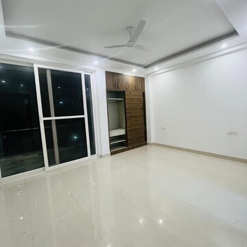Room in 3 BHK Builder Floor at Ansal Boom Plaza, Sector 57 – for Rent