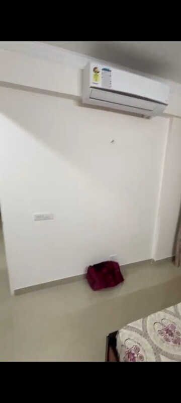 Room in 2 BHK Apartment at Suncity Avenue 76, Sector 76 – for Rent