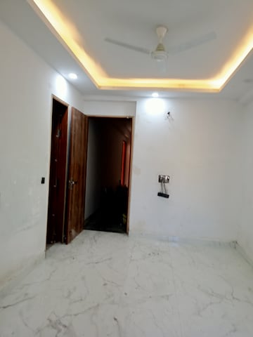 Room in 1 BHK Builder Floor at Paryavaran Complex – for Rent
