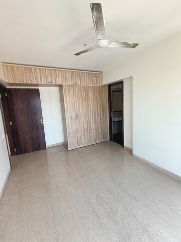 Room in 3 BHK Apartment at Bandra West – for Rent