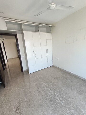 Room in 3 BHK Apartment at Bandra West – for Rent