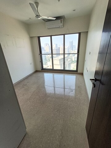 Room in 3 BHK Apartment at Bandra West – for Rent