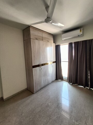 Room in 3 BHK Apartment at Bandra West – for Rent