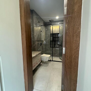 Building Lobby in 4 BHK Builder Floor at Unitech South City II, South City 2 – for Sale