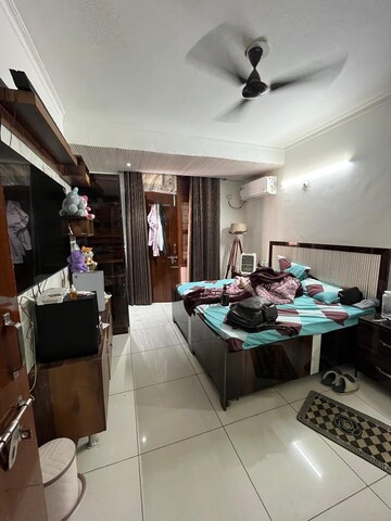 Team Area in 2 BHK Apartment at Hong Kong Bazaar, Sector 57 – for Rent