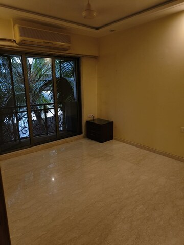 Room in 3 BHK Apartment at Khar West – for Rent