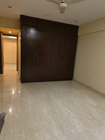 Room in 3 BHK Apartment at Khar West – for Rent