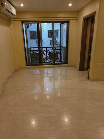 Room in 3 BHK Apartment at Khar West – for Rent