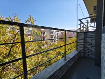 Balcony in 1 RK Builder Floor at Ansal Sushant Lok I, Sector 43 – for Rent