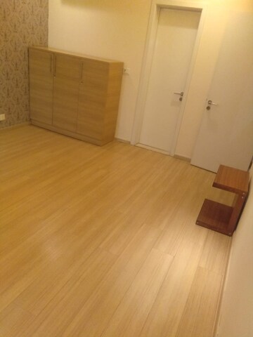 Room in 4 BHK Apartment at DLF The Belaire, Sector 54 – for Sale