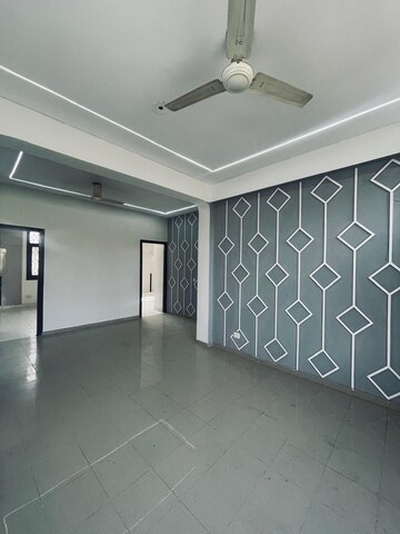 Room in 4 BHK Apartment at Sushant Lok 3, Sector 57 – for Sale