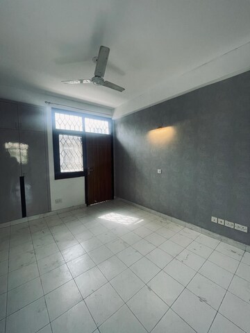 Room in 4 BHK Apartment at Sushant Lok 3, Sector 57 – for Sale