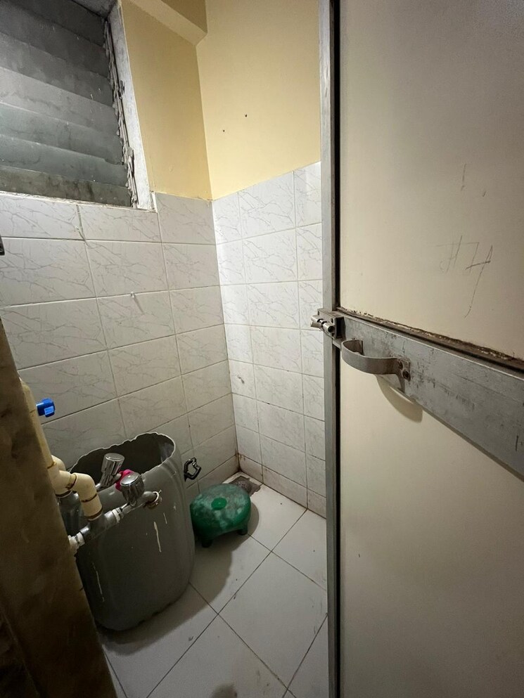 Bathroom, krishna-garden 2 Bedroom 828 Sq.Ft. Apartment In Govindpuram Ghaziabad 8318136