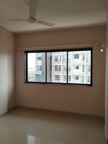 Room in 2 BHK Apartment at Dev Leo Tower, Oshiwara – for Rent
