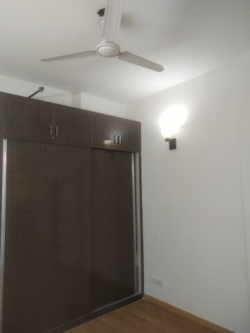Room in 3 BHK Apartment at Moti Nagar – for Rent