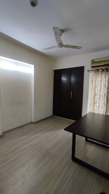 Room in 3 BHK Apartment at Moti Nagar – for Rent