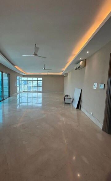 Room in 5 BHK Apartment at Prabhadevi CHS, Prabhadevi – for Rent
